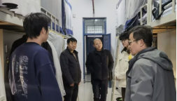 学院院领导走访宿舍看望返校学生